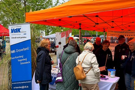18. Essener Senioren-Infotag auf dem Katernberger Markt Mehrere Personen informieren sich am VdK Info-Stand.