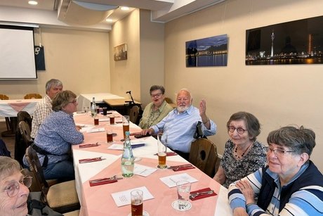 VdK-Mitglieder beim Sommerfest in geselliger Runde