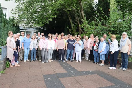 Grillnachmittag vom VdK Ortsverband Altendorf gemeinsam mit dem Ortsverband Borbeck. Gruppenbild aller Teilnehmer und Gäste.