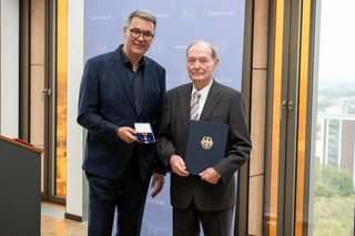 Oberbürgermeister Thomas Westphal überreicht Hans-Dieter Pfeiffer das Bundesverdienstkreuz