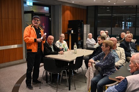 Teilnehmer im Haus der Geschichte bei der Begr&uuml;&szlig;ung