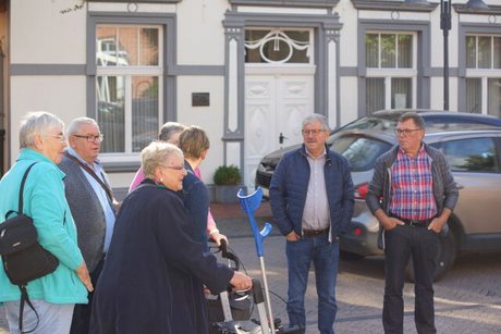 Menschen warten auf den Reisebus