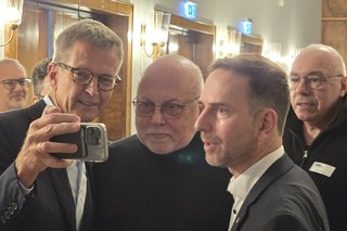 Bürgermeister Hinkel macht Selfie mit Prof. Dr. Mathias Meißner und Norbert Zielonka