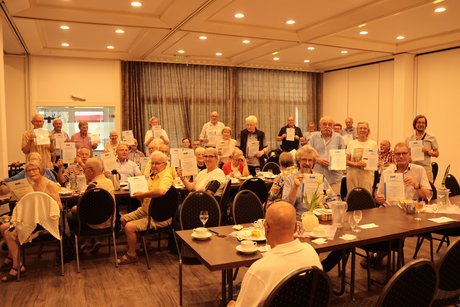 Für ein Gruppenbild draußen war es zu heiß, aber von ihren Plätzen aus hielten die VdK-Geehrten ihre Urkunde stolz in Richtung Kamera Für ein Gruppenbild draußen war es zu heiß, aber von ihren Plätzen aus hielten die VdK-Geehrten ihre Urkunde stolz in Richtung Kamera