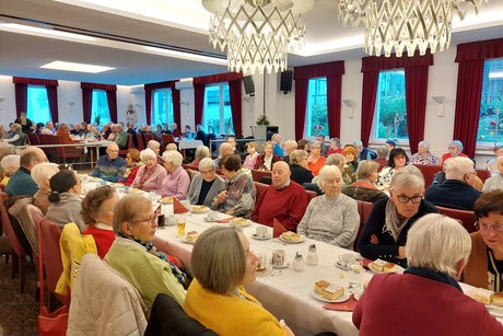 Adventfeier 2025 Zu sehen sind Teilnehmerinnen und Teilnehmer der Adventfeier.