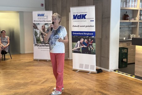 Sommerfest Lilli Tinkloh am Mikrofon mit ihren Dönekes