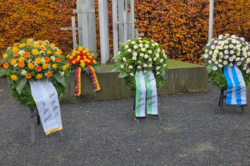 Kr&auml;nze auf dem Friedhof