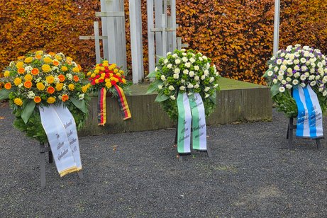 Kr&auml;nze auf dem Friedhof