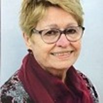 Portrait einer Frau mit Brille und blondem Kurzhaarschnitt