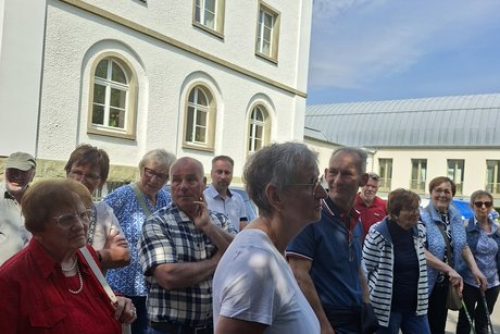 Vortrag des Paters vor der Abtei