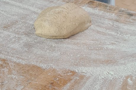 Besuch bei Bäckerei Peter. Brotteig bereit zum Backen.