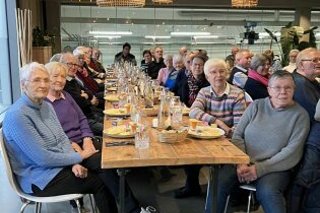 Gruppenbild am Tisch