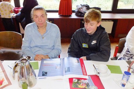 Jugendliche und Mitglieder bearbeiten gemeinsam das #NMDO-Sammelalbum.