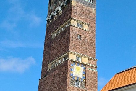 Der mit fünf markanten Rundböden gedeckte Ziegelturm ist ein Wahrzeichen von Darmstadt.