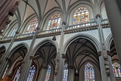 Domfenster Seite eines Doms mit vielen bunten Kirchenfenstern