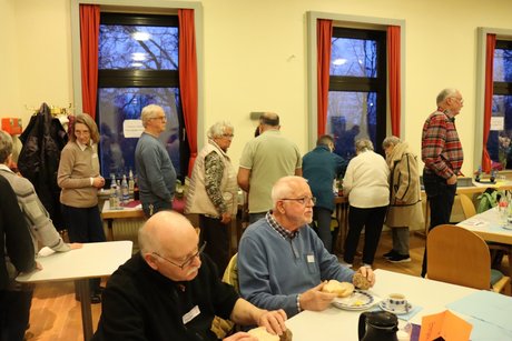 Mehrere Personen stehen am B&uuml;fett an.