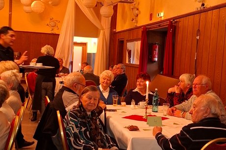 Mitgliederversammlung im weihnachtlichem Rahmen Mitgliederversammlung im weihnachtlichem Rahmen