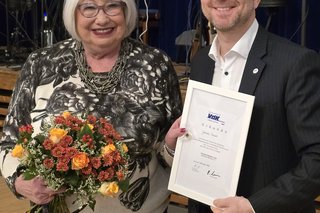 Prof. Dr. Matthias Meißner, Vorsitzender des Ortsverbands, überreichte Gabriela Besset die goldene Treuenadel für 25 Jahre Mitgliedschaft.