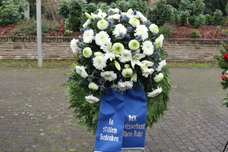 Gedenkveranstaltung zum Volkstrauertag. Kranz vom VdK Kreissverband Rhein-Ruhr.