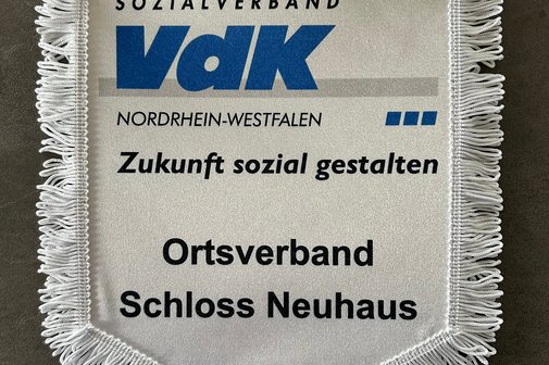 Stammtischwimpel mit VdK-Logo und Text Ortsverband Schloss Neuhaus