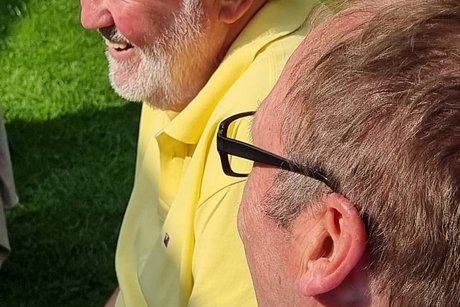 zwie Vorsitzende genießen das schöne Wetter