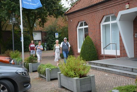 3 Personen eilen zum Bus