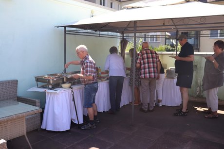 Menschen am Grill-Buffet.