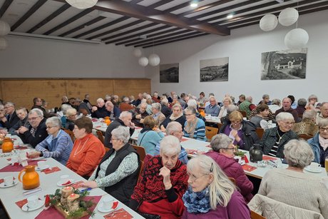 Das Bild zeigt einen Blick über die Gäste der Jahresabschluss-Veranstaltung.