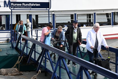 Ausstieg Peronen mit und ohne Rollator verlassen das Ausflugsschiff über einen Steg