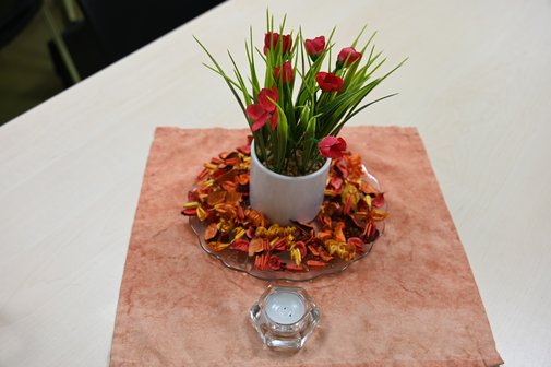 k&uuml;nstliches Blumengesteck auf einem Tisch