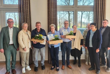 B&uuml;rgermeister Ludger Kleine-Harmeyer (l.) und VdK-Vorsitzende Cilli Gildehaus (2.v.l.) gratulierten Hubert R&ouml;wer, Anneliese Ostholthoff und Klaus D&uuml;sing zur zehnj&auml;hrigen Mitgliedschaft im VdK OV Hopsten-Halverde.
