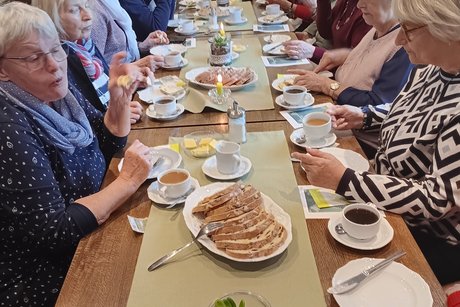 Mitglieder an der Kaffeetafel