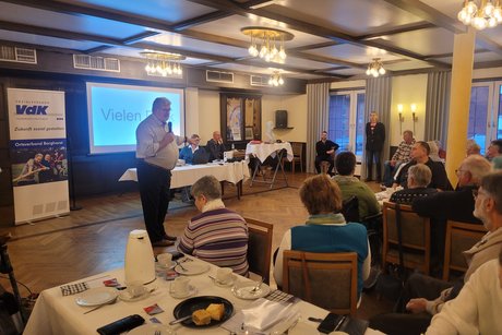 Ende der Veranstaltung. Klaus Meiers vorne stehend bedankte sich bei der Referentin für den interessanten Vortrag. Danach beendete er die Info Veranstaltung.