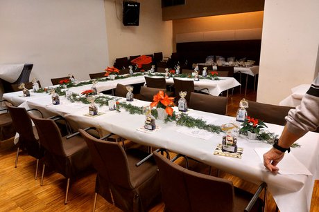 Letzte Handgriffe und die Tischdekoration ist fertig Für die Gemütlichkeit