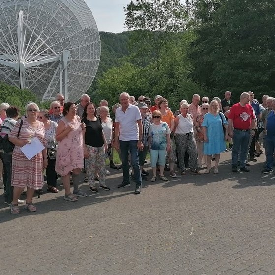 Gruppenbild OV Sistig, im Hintergrund das Radioteleskop Effelsberg