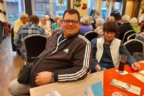 Mitglieder und Gäste in Clemens August. Mitglieder sitzen an festlich gedeckten Tischen.
