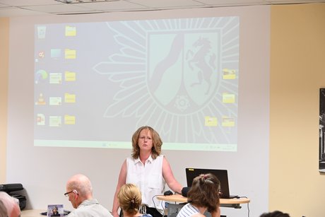 Frau Gerisch von der Polizei beim Vortrag