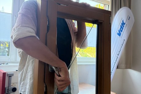 Informationen zum mechanischen Einbruchschutz Bild zeigt den Polizeibeamten mit einem Fenster