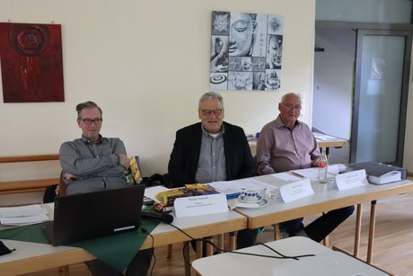 Jahreshauptversammlung 2026 - Gäste vom Kreisverband Rhein-Ruhr. Drei Männer vom Kreisverband Rhein-Ruhr sitzen an 2 Tischen vor Unterlagen.