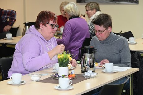 Mitglieder sitzen am Tisch und unterhalten sich