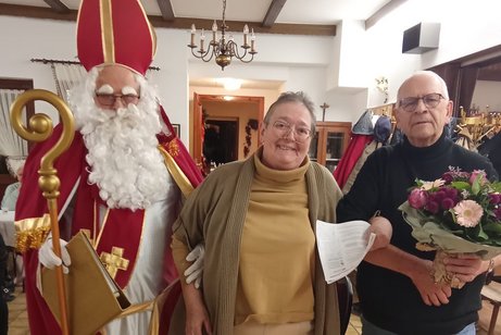 Weihnachtsfeier VdK OV Bornheim - Bild vom Nikolaus, VdK Mitglied und Stellvertreter. Vorsitzender