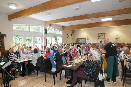 Das Publikum begleitet den Musiker bei seiner Vorstellung.