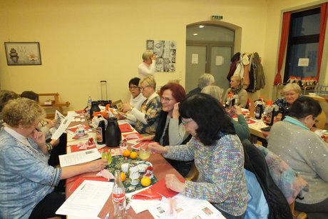 Jahresabschlusstreffen der Frauenvertreterinnen. Mehrere Frauen sitzen an langen Tischen.