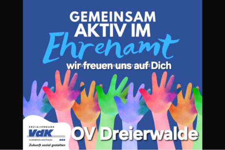 Viele Hände erstrecken sich in den Himmel.Ein Hoch dem Ehrenamt.