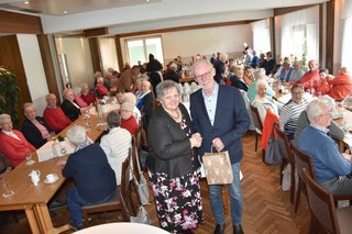 Vor vollem Haus dankt Eveline Gerdes Werner Schöpper für seine Infos während der Jahreshauptversammlung des VdK Emsdetten.