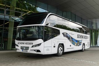 Großer, weißer Reisebus mit der Aufschrift Schenk-Reisen.