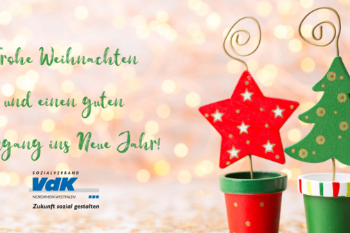 für eine stimmungsvolle (Vor-)Weihnachtszeit Weihnachtsmotiv mit rotem Stern und grünen Tannenbaum aus Holz in kleinen Tontöpfchen. Links davon das VdK-NRW-Logo und grüne Schrift: Frohe Weihnachten und einen guten Übergang ins neue Jahr.