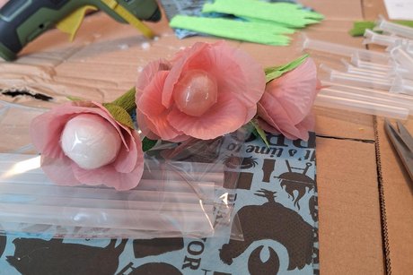 Gebastelte Bl&uuml;ten liegen auf dem Tisch.