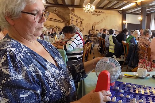 Bingo Ulrike Dammers an der Kugeltrommel sorgte für so manchen Jubelschrei.