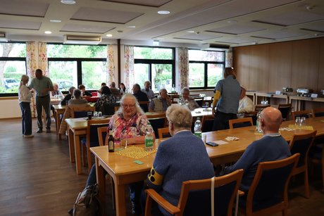Jahreshauptversammlung 2026 Mehrere Menschen sitzen an drei langen Tischen.